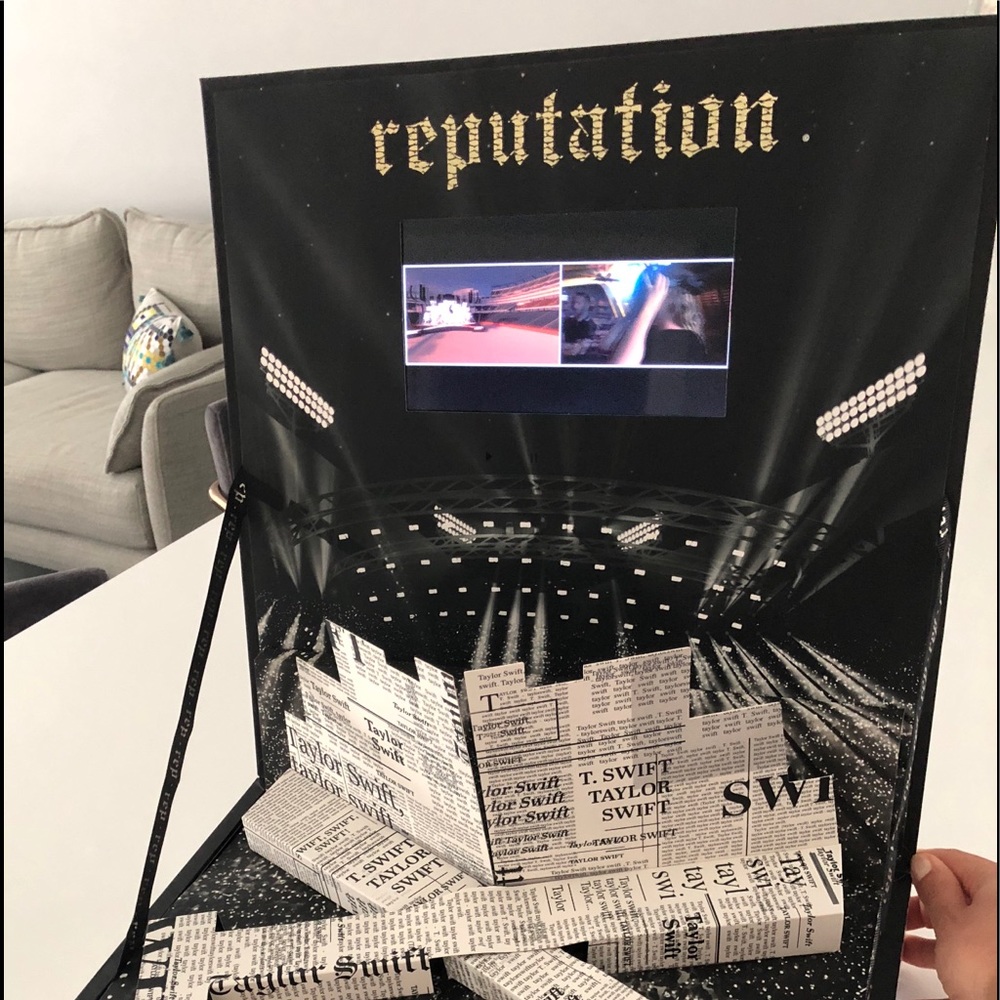 Taylor Swift Reputation VIP Collectors Box